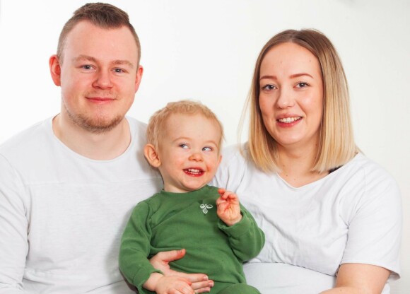 VELGER ÅPENHET: Daniel Theodorsen og Karoline Storelv Hansen har valgt å være åpne om utfordringene det innebærer å være foreldre til lille Theo som er blind og må ha tilførsel av hormoner. Foto: Svend Aage Madsen/ Se og Hør VELGER ÅPENHET: Daniel Theodorsen og Karoline Storelv Hansen har valgt å være åpne om utfordringene det innebærer å være foreldre til lille Theo som er blind og må ha tilførsel av hormoner. Foto: Svend Aage Madsen/ Se og Hør